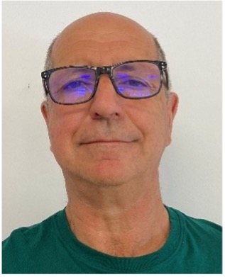 Agent de sécurité portant des lunettes de soleil