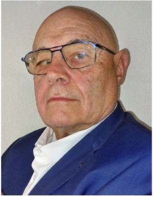 Directeur de sécurité en costume bleu
