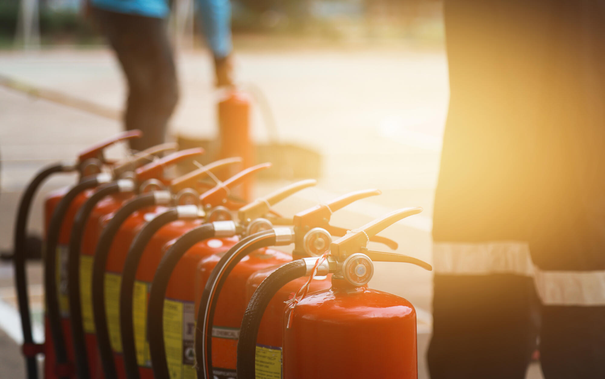 Extincteurs alignés pour la sécurité incendie