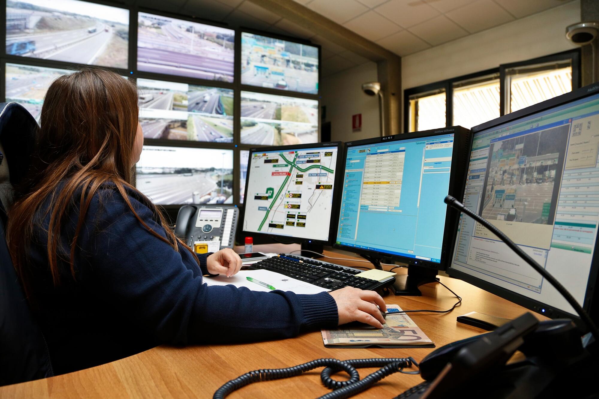Opérateur de vidéosurveillance surveillant des écrans