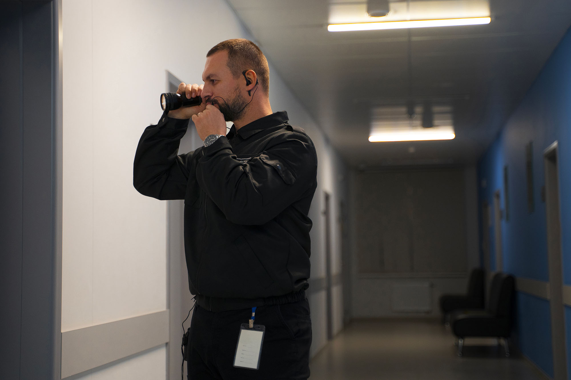 Agent de sécurité en patrouille avec talkie-walkie
