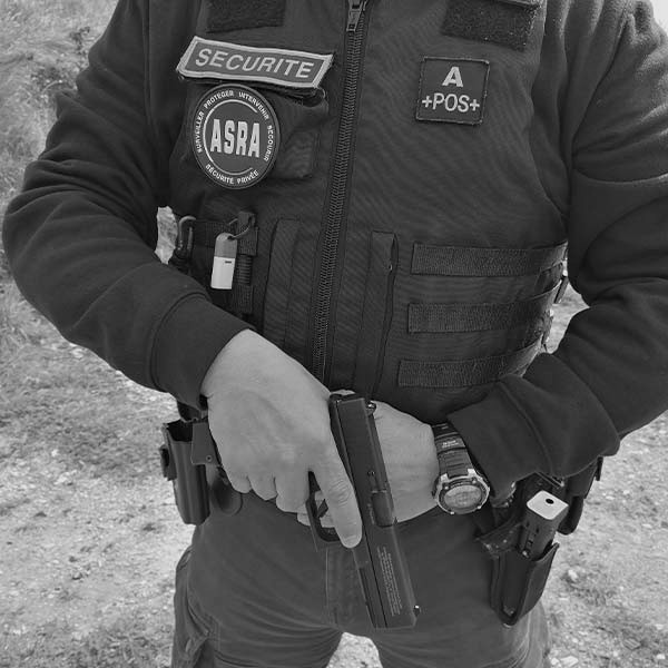 Agent de sécurité armé en patrouille