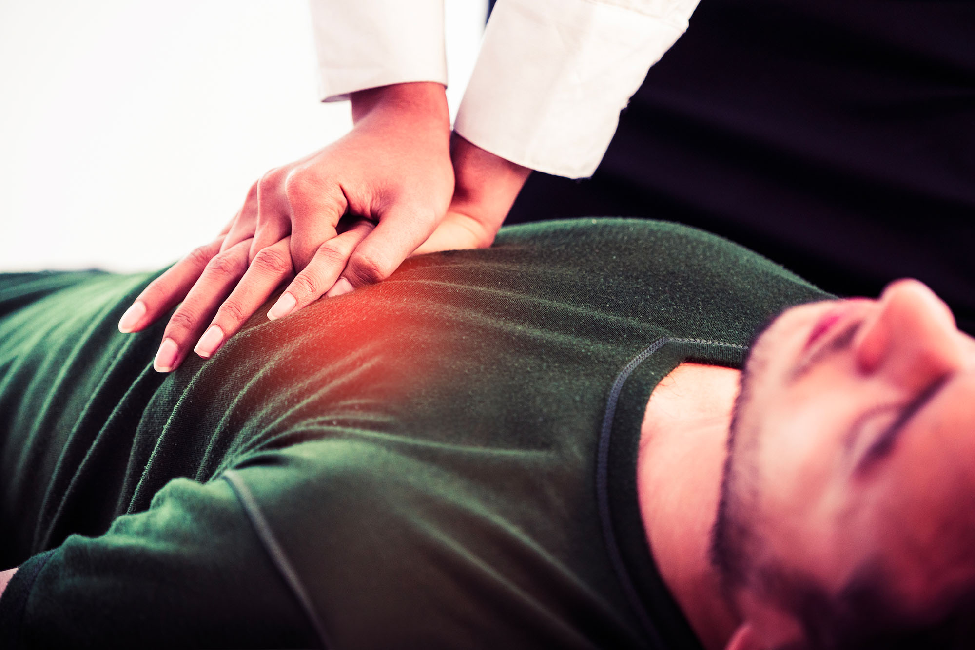 Massage cardiaque en cours par un professionnel.