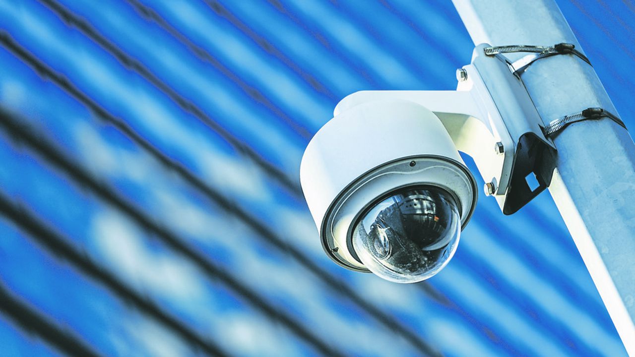 Caméra de surveillance sur poteau métallique