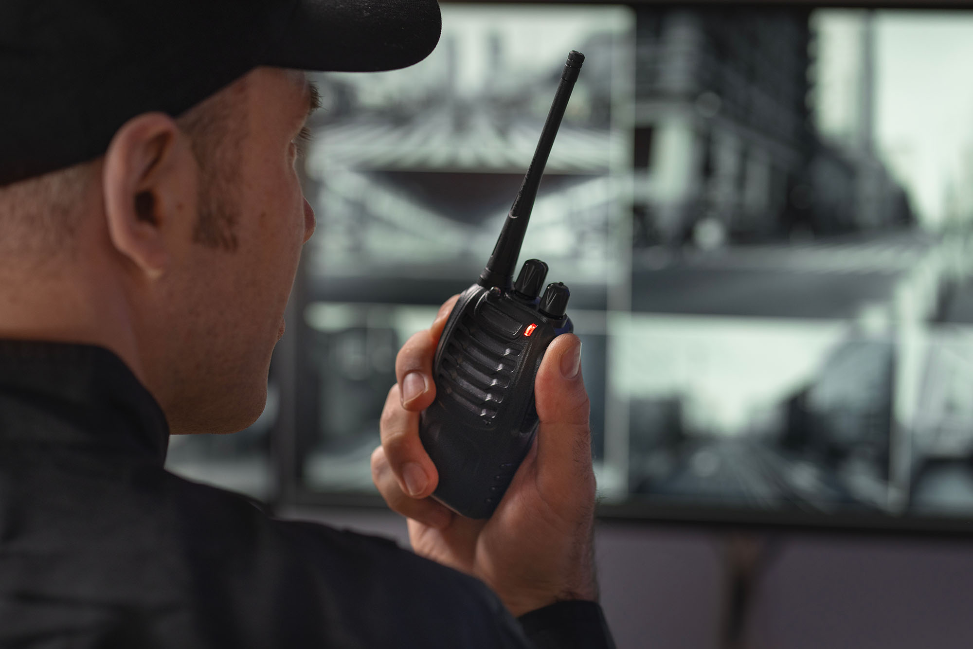 Agent de sécurité utilisant talkie-walkie lors d'une ronde.