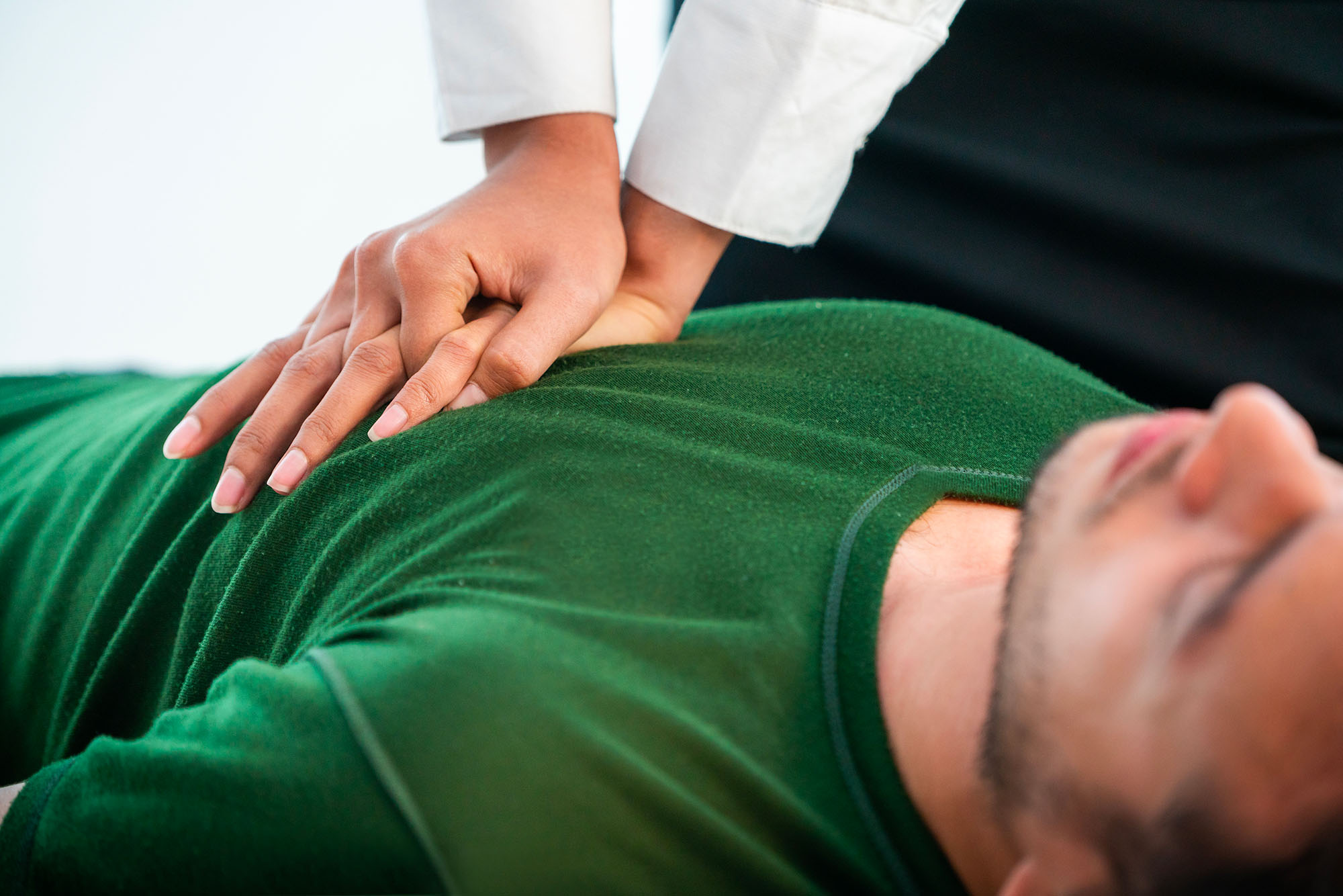 Formation secourisme par un formateur SSIAP : réalisation d'un massage cardiaque